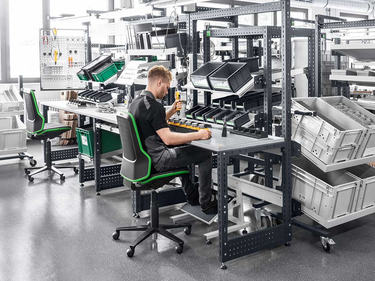 Ingen felaktig rörelse med ergonomi på monteringsarbetsplatsen.