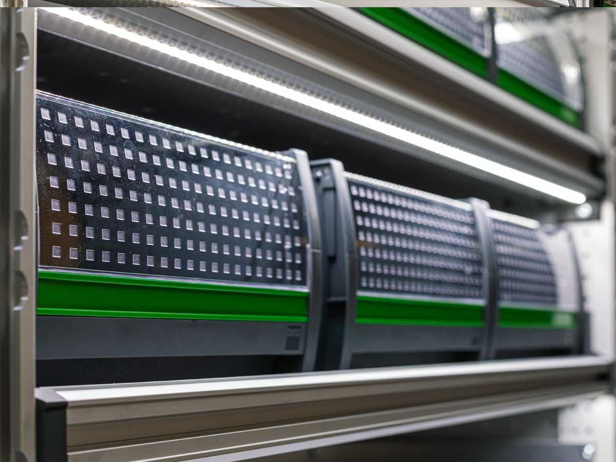 LED-belysta förvaringslådor med öppen front i kommersiella fordon